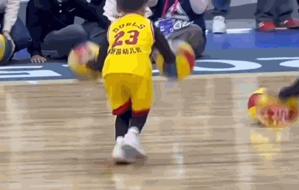 开云体育下载-篮球掉了小朋友机智救场获全网点赞 暖心后续来了|东莞|东莞市|广东省|幼儿园|奖杯_新浪新闻