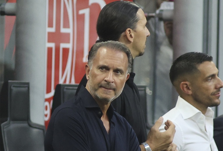 开云体育APP下载-迪马：米兰老板卡迪纳莱今日探班球队，与球员、阿莱格里见面拥抱