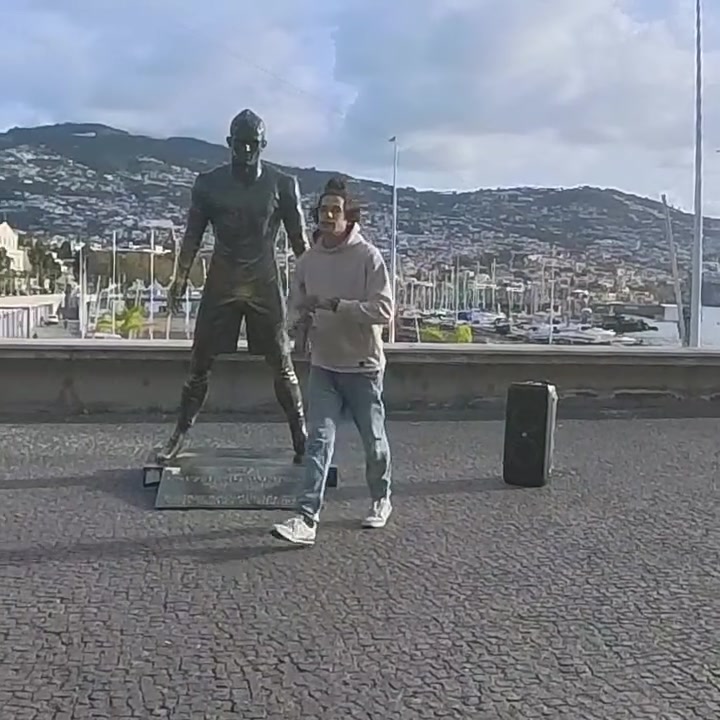 开云体育官网-想红想疯了？男子放火烧马德拉岛上的C罗雕像，当地警方介入调查