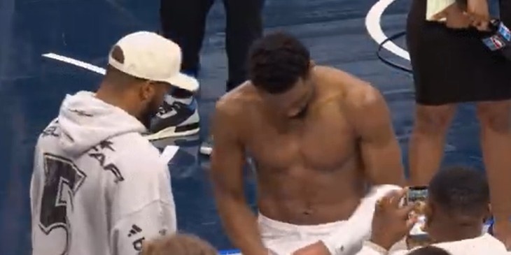 开云体育下载-一身腱子肉！米切尔赢球后心情大好 光膀子与NFL球星聊天