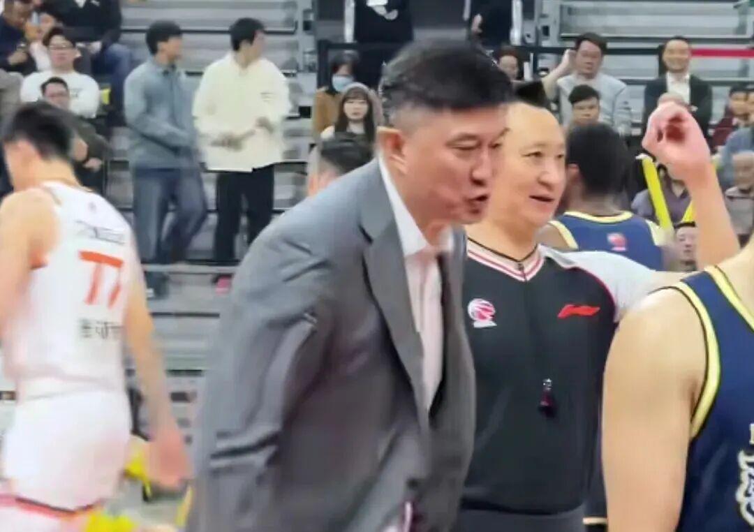 开云体育官网-CBA动态更新，带来广东男篮杜锋、杨鸣指导以及北控男篮张庆鹏指导最新消息